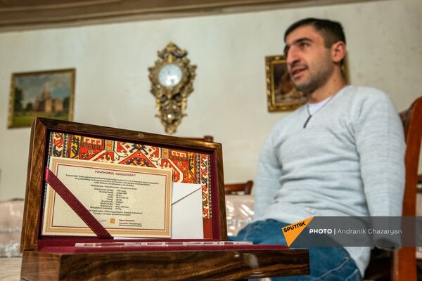 «Ռումբն ընկավ, թևերս հետ թռան...». Վարոյի տեսած իրական պատերազմն ու թևավոր երջանկությունը «Ռումբն ընկավ, թևերս հետ թռան...». Վարոյի տեսած իրական պատերազմն ու թևավոր երջանկությունը - Sputnik Արմենիա