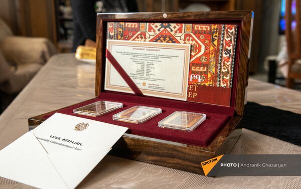 Сертификат потерявшего обе руки во время карабахской войны Вараздата Санеяна (17 января 2021). Цовагюх - Sputnik Армения