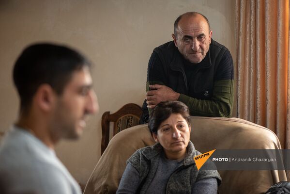 Родители потерявшего обе руки во время карабахской войны Вараздата Санеяна - Саро и Лиана (17 января 2021). Цовагюх - Sputnik Армения