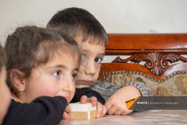 «Ռումբն ընկավ, թևերս հետ թռան...». Վարոյի տեսած իրական պատերազմն ու թևավոր երջանկությունը «Ռումբն ընկավ, թևերս հետ թռան...». Վարոյի տեսած իրական պատերազմն ու թևավոր երջանկությունը - Sputnik Արմենիա