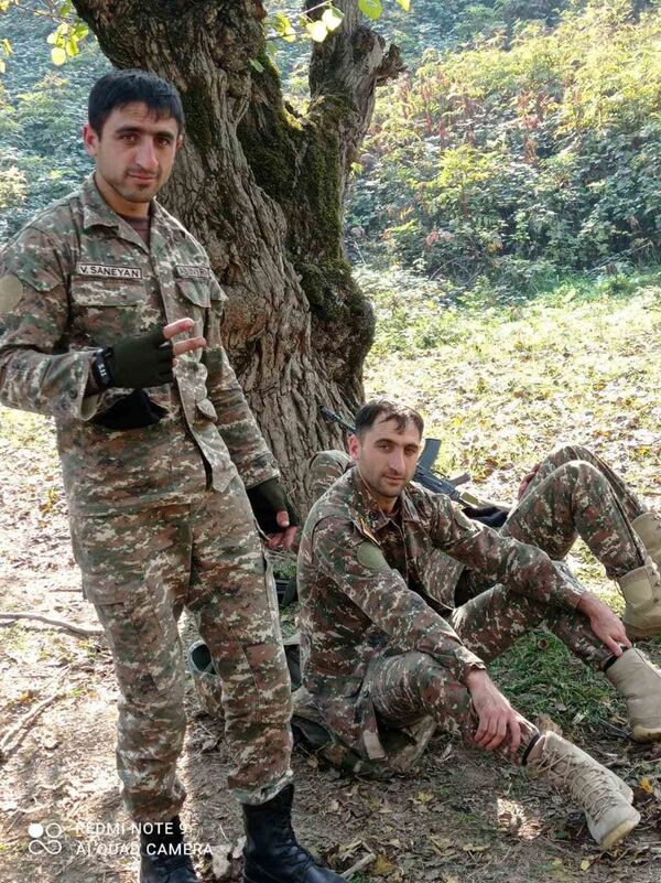 «Ռումբն ընկավ, թևերս հետ թռան...». Վարոյի տեսած իրական պատերազմն ու թևավոր երջանկությունը «Ռումբն ընկավ, թևերս հետ թռան...». Վարոյի տեսած իրական պատերազմն ու թևավոր երջանկությունը - Sputnik Արմենիա