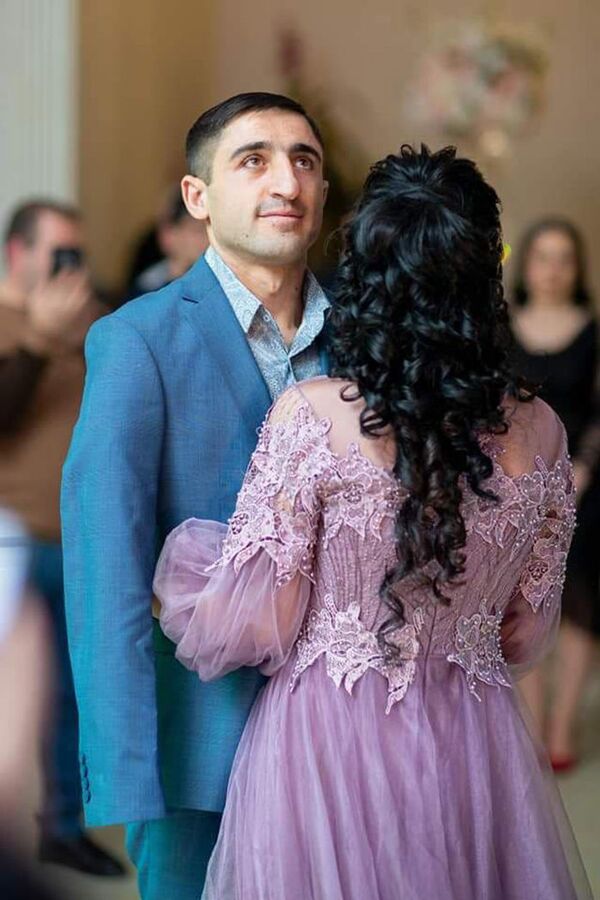 «Ռումբն ընկավ, թևերս հետ թռան...». Վարոյի տեսած իրական պատերազմն ու թևավոր երջանկությունը «Ռումբն ընկավ, թևերս հետ թռան...». Վարոյի տեսած իրական պատերազմն ու թևավոր երջանկությունը - Sputnik Արմենիա