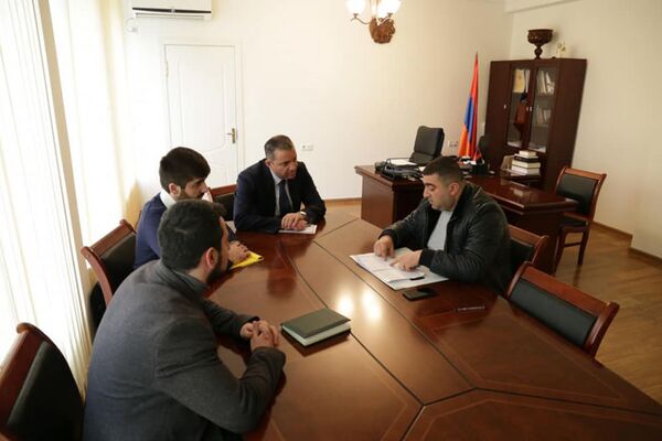 Էկոնոմիկայի նախարարը հանդիպել է Սյունիքի մարզպետի ու գործարարների հետ Էկոնոմիկայի նախարարը հանդիպել է Սյունիքի մարզպետի ու գործարարների հետ - Sputnik Արմենիա