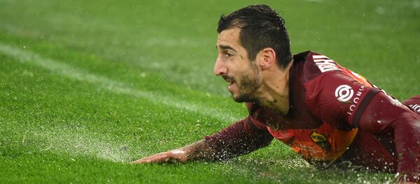 Генрих Мхитарян на поле во время игры Рома - Сампдория на Олимпийском стадионе (3 января 2021). Рим - Sputnik Армения