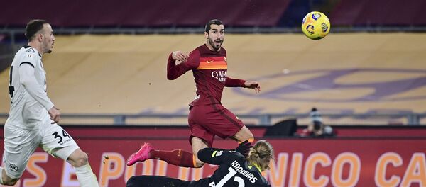 Генрих Мхитарян из Ромы забивает второй гол за свою команду во время футбольного матча 1/8 финала Кубка Италии между Ромой и Специей на Олимпийском стадионе (19 января 2021). Рим - Sputnik Армения
