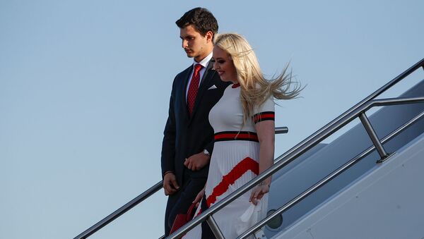Тиффани Трамп и ее бойфренд Майкл Булос спускаются с Борта No1 на военно-воздушной базе Эллсворт (3 июля 2020). Южная Каролина - Sputnik Армения