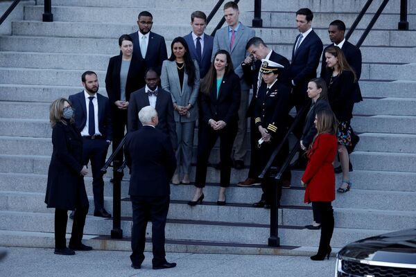 Вице-президент США Майк Пенс беседует с персоналом у Западного крыла Белого дома в Вашингтоне, США - Sputnik Армения