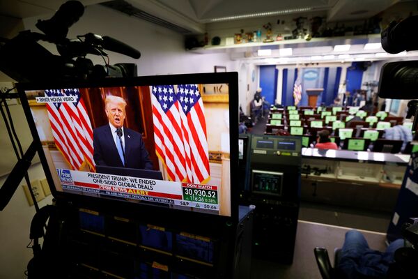 Президент США Дональд Трамп на телеэкране в последний день своего пребывания в должности в Вашингтоне - Sputnik Армения