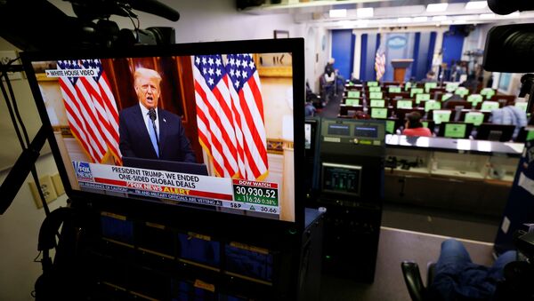 Президент США Дональд Трамп на телеэкране в последний день своего пребывания в должности в Вашингтоне - Sputnik Армения