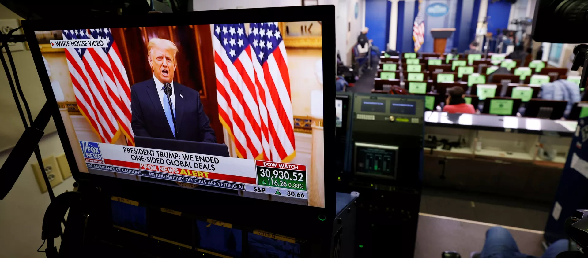 Президент США Дональд Трамп на телеэкране в последний день своего пребывания в должности в Вашингтоне - Sputnik Армения, 1920, 21.01.2021