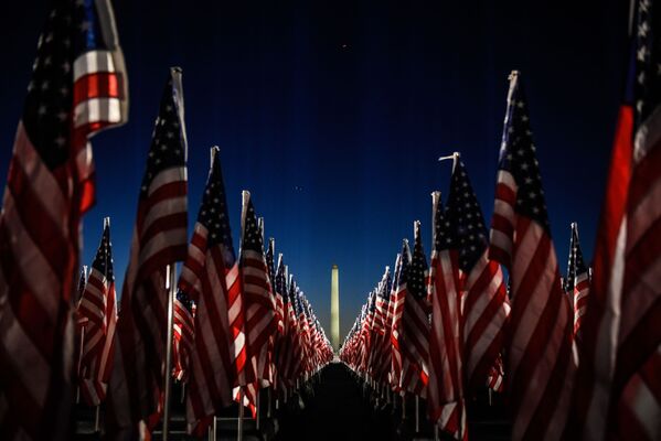 Американские флаги у монумента Вашингтону на Национальной аллее - Sputnik Армения