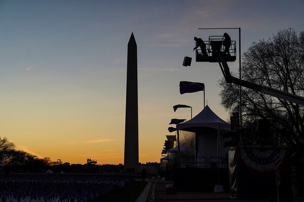 Рабочие на Национальной аллее перед церемонией инаугурации избранного президента США Джо Байдена в Вашингтоне, США - Sputnik Армения