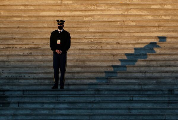 Солдат на лестнице у Капитолия перед инаугурацией избранного президента США Джо Байдена в Вашингтоне, США - Sputnik Армения