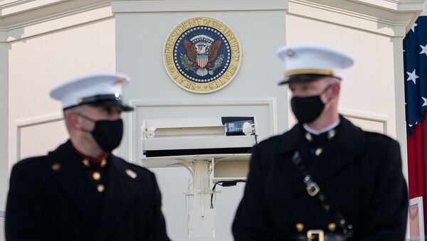 Морские пехотинцы у Западного фронта Капитолия  перед началом церемонии инаугурации избранного президента Джо Байдена в Вашингтоне, США - Sputnik Արմենիա