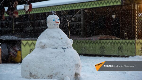 Снеговик в ереванском вернисаже - Sputnik Արմենիա