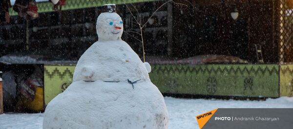 Снеговик в ереванском вернисаже Снеговик в ереванском вернисаже - Sputnik Արմենիա