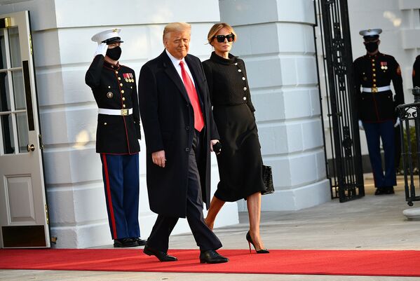 Президент США Дональд Трамп и Первая леди Мелания покидают Южную лужайку Белого дома в Вашингтоне, США - Sputnik Армения