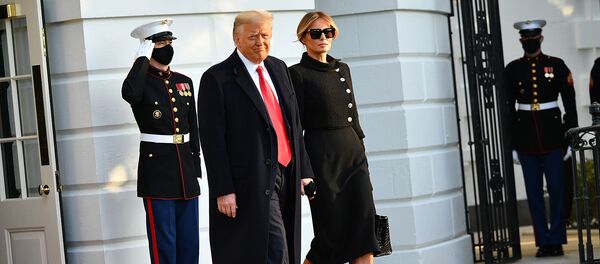 Президент США Дональд Трамп и Первая леди Мелания покидают Южную лужайку Белого дома в Вашингтоне, США - Sputnik Армения