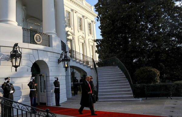 Президент США Дональд Трамп и первая леди Мелания Трамп покидают Белый дом в преддверии инаугурации Джо Байдена в Вашингтоне, США - Sputnik Армения