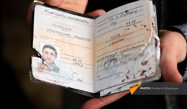 Порванное, в пятнах крови удостоверение потерявшего обе руки во время карабахской войны Вараздата Санеяна  (17 января 2021). Цовагюх - Sputnik Армения