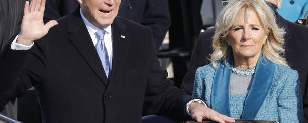 ԱՄՆ նորընտիր նախագահ Ջոզեֆ Բայդենը տիկնոջ` Ջիլ Բայդենի հետ, երդմնակալության արարողության ժամանակ - Sputnik Արմենիա