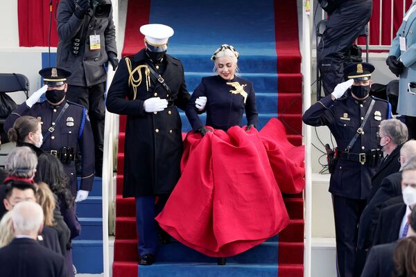 Леди Гага во время 59-й инаугурации президента США в Капитолии в Вашингтоне - Sputnik Армения