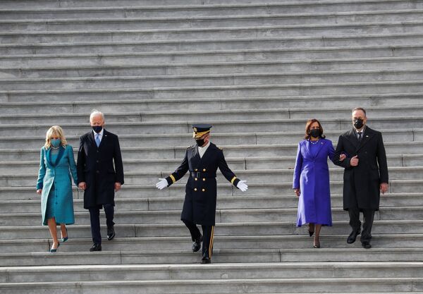 Президент США Джо Байден, первая леди Джилл Байден, вице-президент Камала Харрис и ее муж Дуг Эмхофф после церемонии инаугурации в Вашингтоне - Sputnik Армения