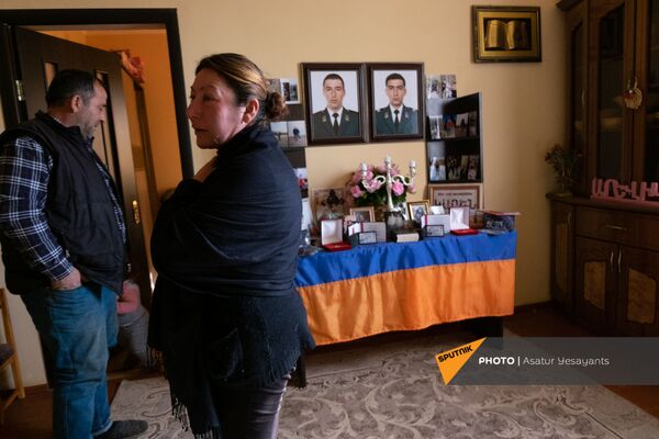 «Մա՞մ, էլի ջոկողություն ես անո՞ւմ...». Շուշիում նույն օրը զոհված եղբայրների պատմությունը «Մա՞մ, էլի ջոկողություն ես անո՞ւմ...». Շուշիում նույն օրը զոհված եղբայրների պատմությունը - Sputnik Արմենիա