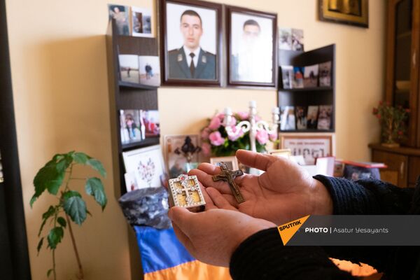 «Մա՞մ, էլի ջոկողություն ես անո՞ւմ...». Շուշիում նույն օրը զոհված եղբայրների պատմությունը «Մա՞մ, էլի ջոկողություն ես անո՞ւմ...». Շուշիում նույն օրը զոհված եղբայրների պատմությունը - Sputnik Արմենիա