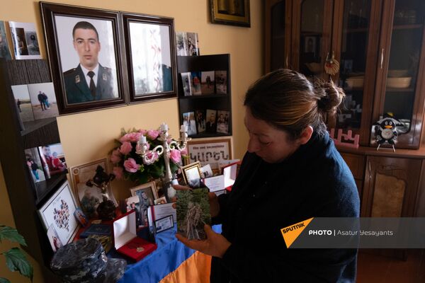 «Մա՞մ, էլի ջոկողություն ես անո՞ւմ...». Շուշիում նույն օրը զոհված եղբայրների պատմությունը «Մա՞մ, էլի ջոկողություն ես անո՞ւմ...». Շուշիում նույն օրը զոհված եղբայրների պատմությունը - Sputnik Արմենիա