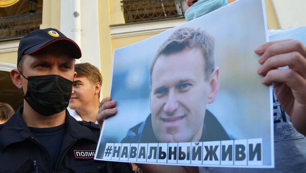 Сотрудник правоохранительных органов и участник акции в поддержку Алексея Навального в Санкт-Петербурге - Sputnik Армения
