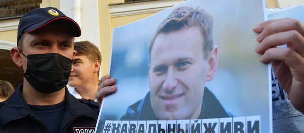 Сотрудник правоохранительных органов и участник акции в поддержку Алексея Навального в Санкт-Петербурге - Sputnik Армения