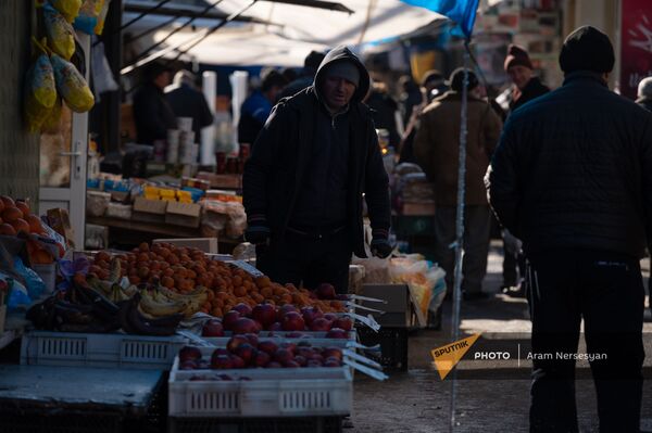 Продавец фруктов в Лачинском рынке в Ванадзоре - Sputnik Армения