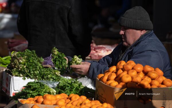 Продавец зелени в Лачинском рынке в Ванадзоре - Sputnik Армения