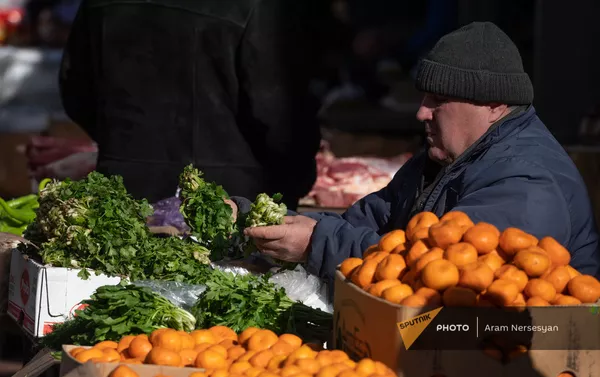 Продавец зелени в Лачинском рынке в Ванадзоре Продавец зелени в Лачинском рынке в Ванадзоре - Sputnik Армения