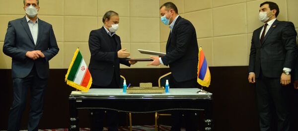 Министр экономики Армении Ваан Керобян и министр промышленности, недр и торговли Ирана Алиреза Мазмхисейн во время церемонии подписи договора (23 января 2021). Тегеран - Sputnik Արմենիա