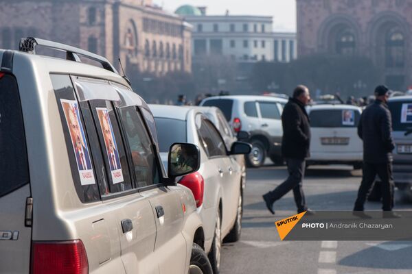 В Ереване проводят автопробег с требованием отставки премьер-министра. Видео - Sputnik Армения