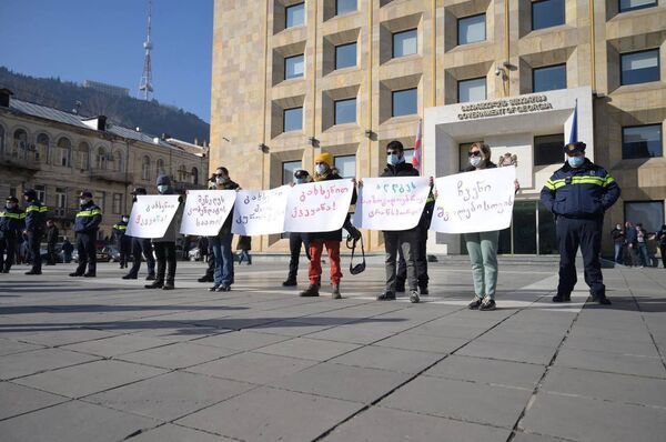 «Բացեք երկիրը»․ Թբիլիսիում բողոքի ակցիա է կորոնավիրուսային սահմանափակումների դեմ «Բացեք երկիրը»․ Թբիլիսիում բողոքի ակցիա է կորոնավիրուսային սահմանափակումների դեմ - Sputnik Արմենիա