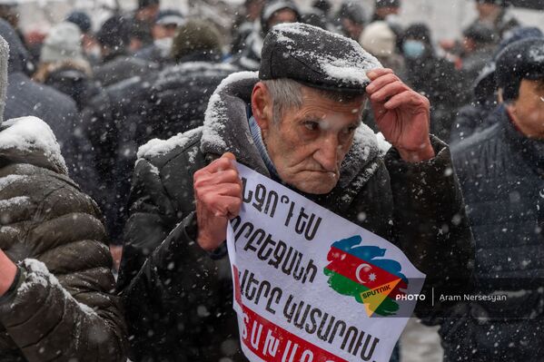 Пожилой сторонник Роберта Кочаряна перед зданием суда, где проходит заседание по делу 1 марта (19 января 2021). Еревaн - Sputnik Армения
