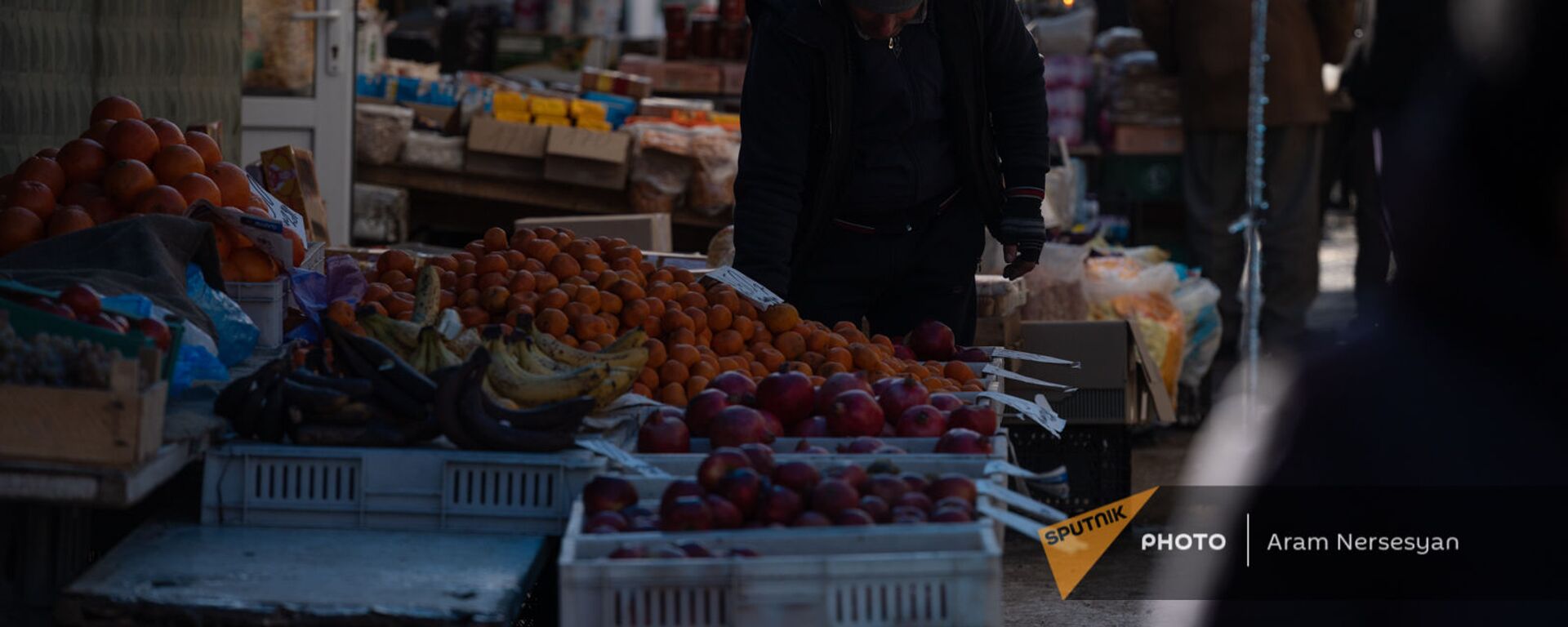 Продавец фруктов в Лачинском рынке в Ванадзоре - Sputnik Армения, 1920, 08.12.2023