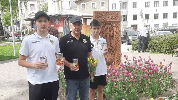 Ерванд Сукиасян с сыновьями Давидом (слева) и Ервандом - Sputnik Армения
