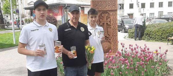 Ерванд Сукиасян с сыновьями Давидом (слева) и Ервандом Ерванд Сукиасян с сыновьями Давидом (слева) и Ервандом - Sputnik Արմենիա