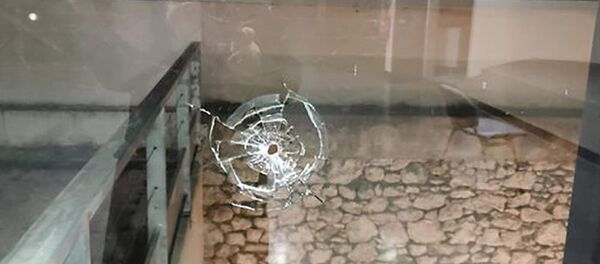 Разбитое в результате выстрела окно в центре культуры Св. Саак b Св. Месроп (25 января 2021). Марсель - Sputnik Армения