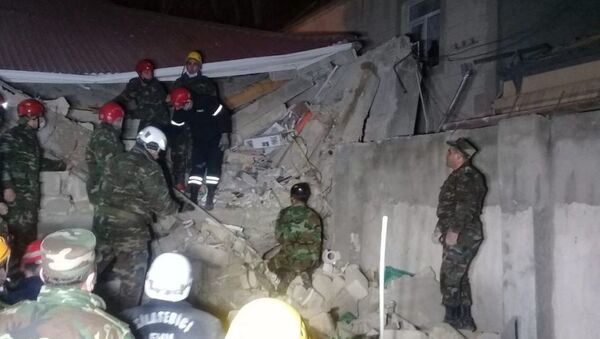 Спасатели на месте взрыва в жилом доме (25 января 2021). Хырдалан - Sputnik Армения