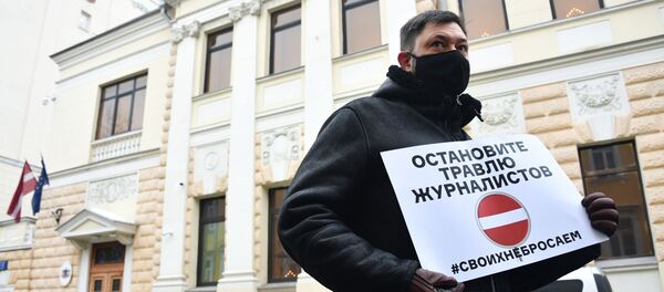 Одиночные пикеты у посольства Латвии в Москве - Sputnik Армения