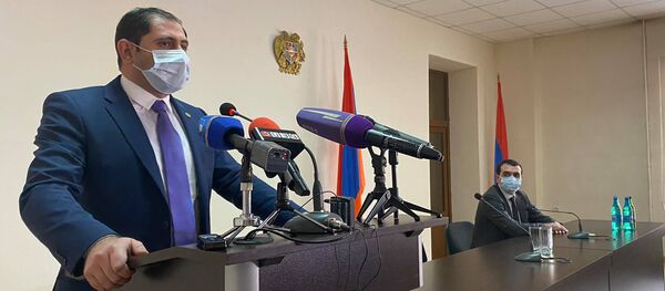 Министр территориального управления и инфраструктуры Сурен Папикян представил новоназначенного губернатора Ширака Ованеса Арутюняна главам общин (26 января 2021). Гюмри Министр территориального управления и инфраструктуры Сурен Папикян представил новоназначенного губернатора Ширака Ованеса Арутюняна главам общин (26 января 2021). Гюмри - Sputnik Արմենիա