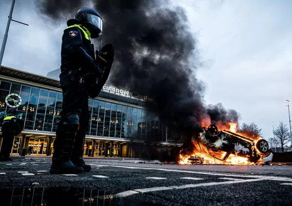 Горящий автомобиль после протестов против COVID-мер в Нидерландах Горящий автомобиль после протестов против COVID-мер в Нидерландах - Sputnik Армения