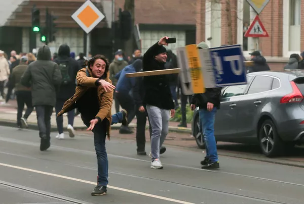 Участник акции протеста против ограничений, введенных для сдерживания коронавируса (24 января 2021). Амстердам Участник акции протеста против ограничений, введенных для сдерживания коронавируса (24 января 2021). Амстердам - Sputnik Армения