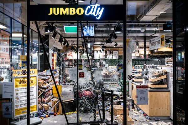 Разбитые витрины магазина после протестов против COVID-мер в Нидерландах - Sputnik Армения