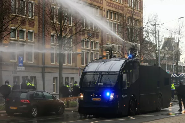 Полиция использует водомет для разгона толпы во время акции протеста против ограничений, введенных для сдерживания коронавируса (24 января 2021). Амстердам Полиция использует водомет для разгона толпы во время акции протеста против ограничений, введенных для сдерживания коронавируса (24 января 2021). Амстердам - Sputnik Армения